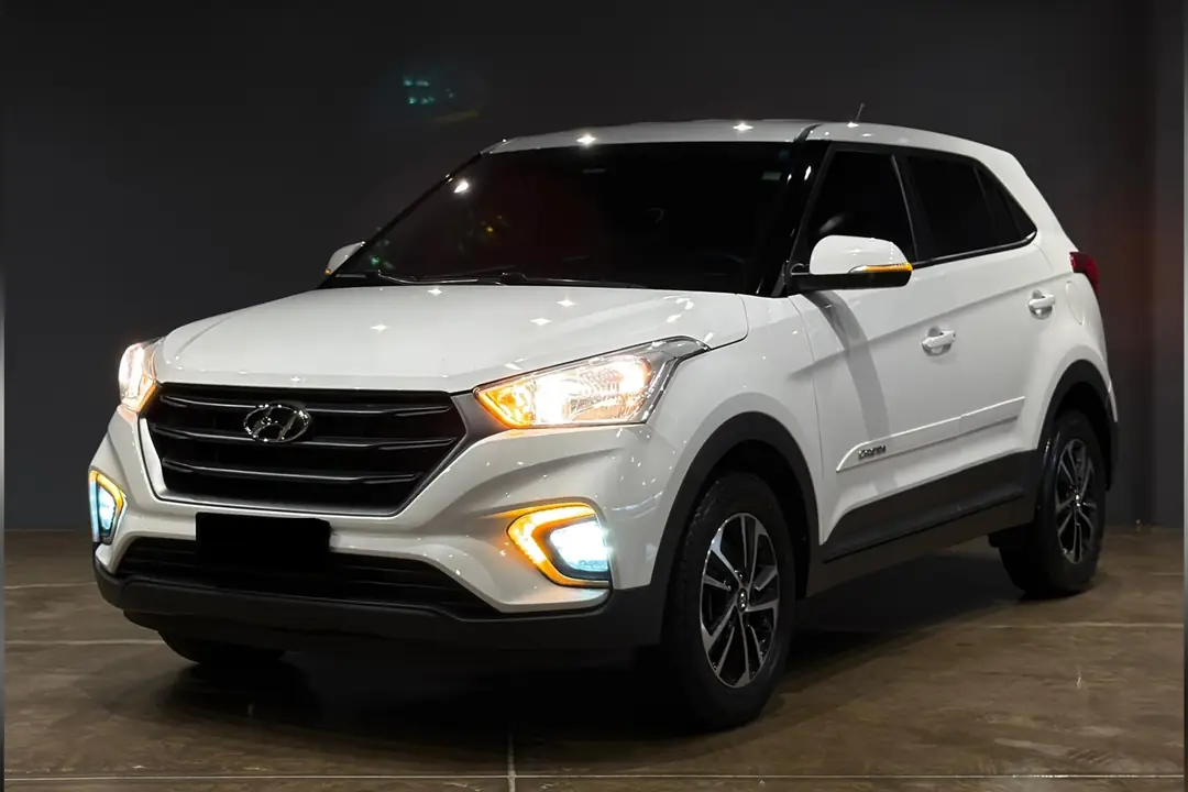 Hyundai Creta 2020 branco, frente três quartos, faróis e DRL acesos