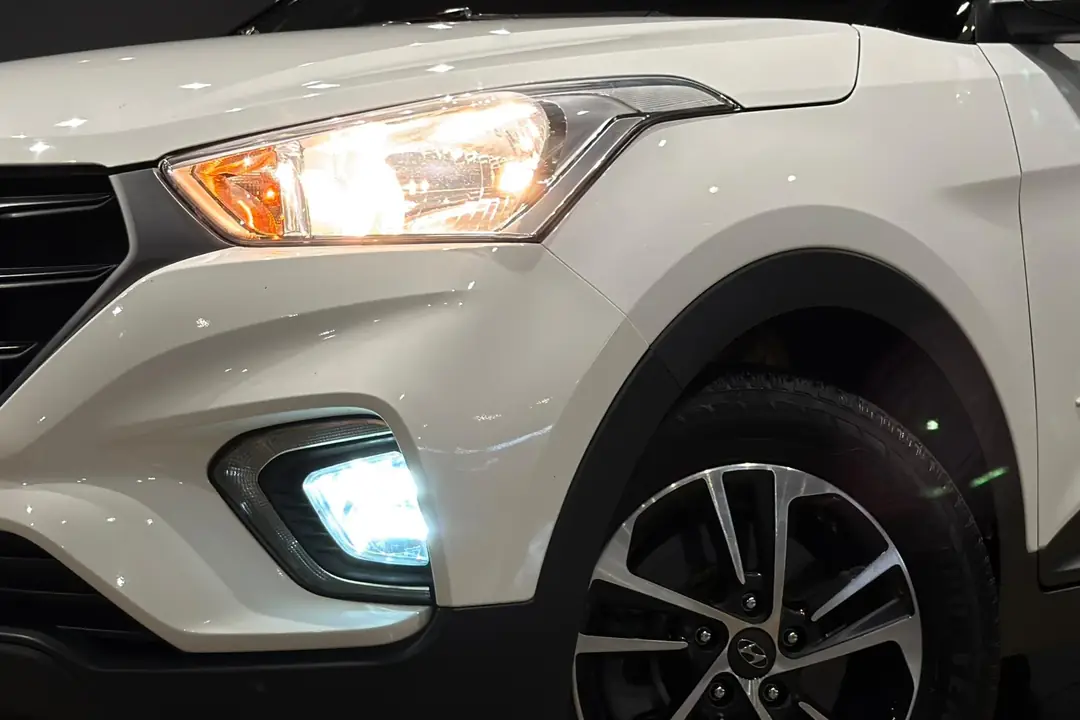 Detalhe do farol de neblina Full LED e da roda Prestige